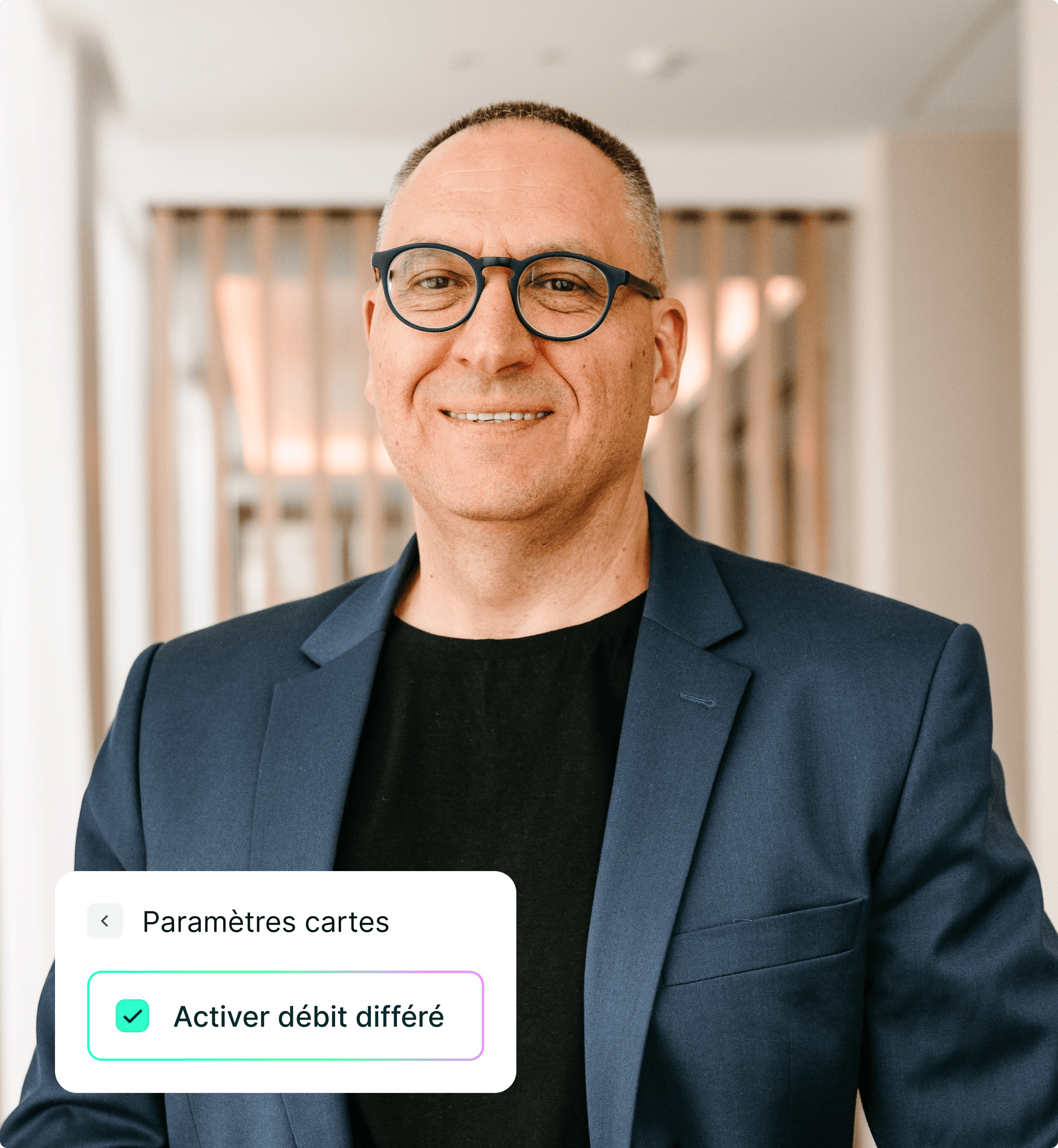 Portrait d’un utilisateur professionnel activant le débit différé dans les paramètres de carte sur la plateforme Aria.